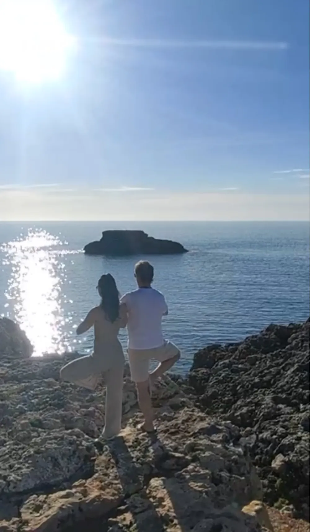 Birgit und Dirk im Baum auf den Felsen vor dem glitzernden Meer