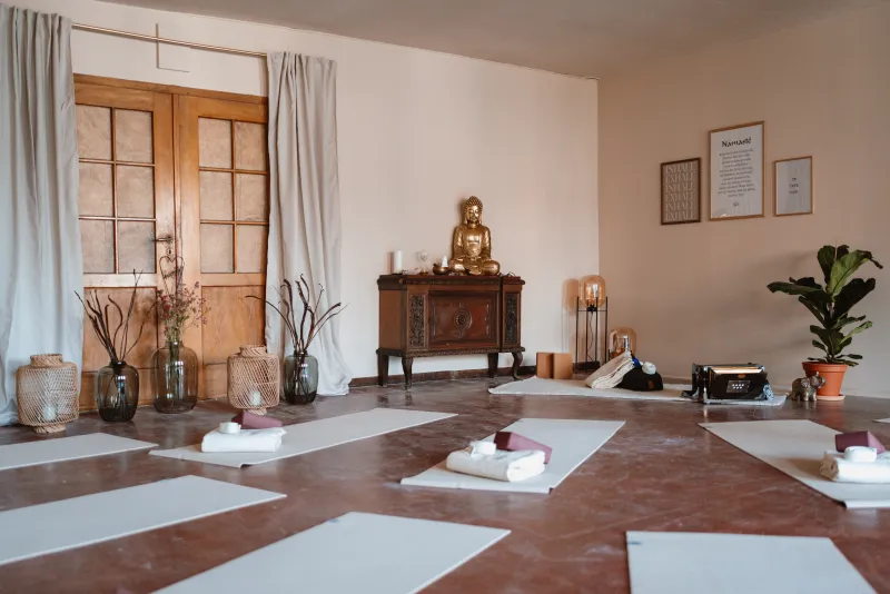 Blick in den Übungsraum des inside. Yoga Studio Schorndorf